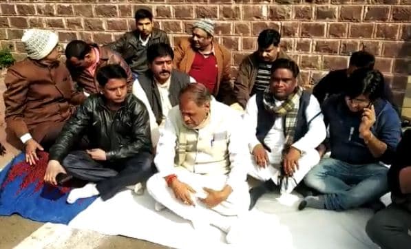 VIDEO: अपनी ही सरकार के खिलाफ धरने पर बैठे कांग्रेस विधायक, वादाखिलाफी के लगाए आरोप