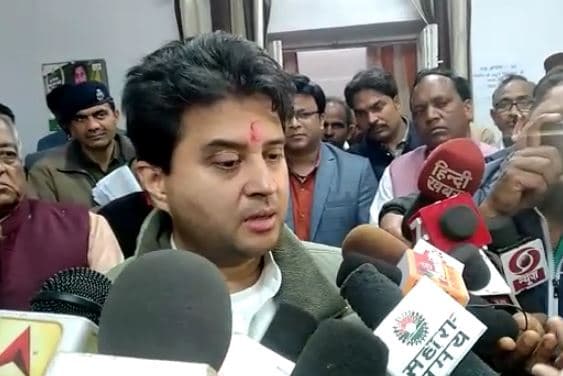 VIDEO: सिंधिया का फिर छलका दर्द, बोले-सांसद होता तो खुद बैठकर कराता काम