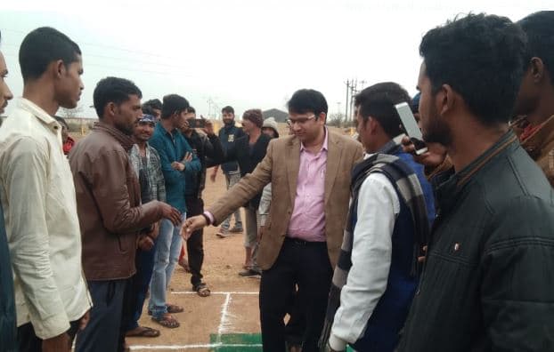 कलेक्टर उतरे क्रिकेट की पिच पर, जमकर लगाये चौके छक्के