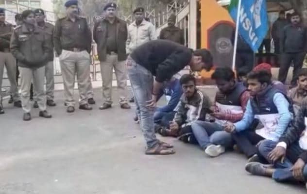 जेयू ने मैन पावर टेंडर प्रक्रिया की निरस्त, छात्रों का अनिश्चितकालीन धरना खत्म