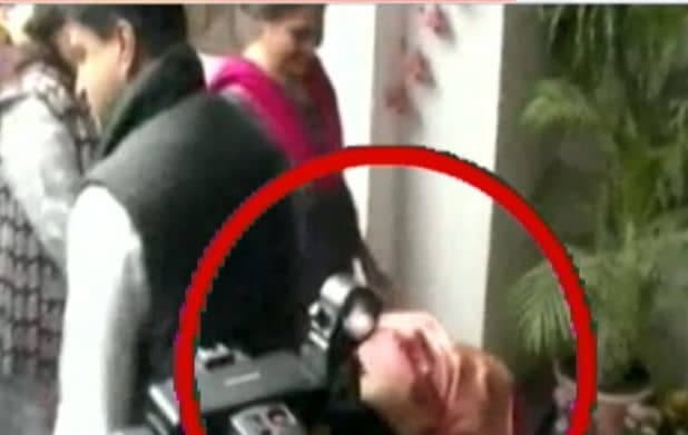 MP में चरणवंदना का सिलसिला जारी, अब इस कैबिनेट मंत्री ने छूए ‘महाराज’ के पैर