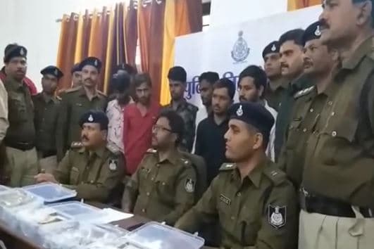 35 लाख के साथ 6 आरोपी  गिरफ्तार, गाड़ी और 63 चांदी के सिक्के भी बरामद