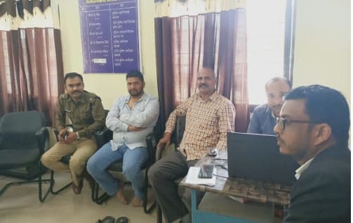 शिक्षक ने टोपी हटाकर किया इशारा, लोकायुक्त ने पटवारी को रंगेहाथों दबोचा, थाने में हंगामा