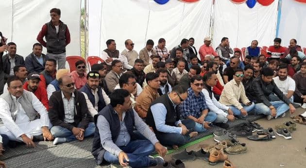 बस यूनियन का टोल को लेकर विरोध, समर्थन में उतरी BJP, धरने पर बैठी