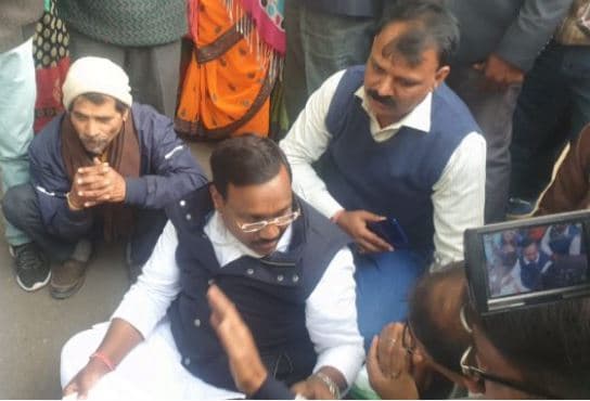 नाराज पत्रकारों से कैबिनेट मंत्री ने मांगी माफी, प्रोटोकॉल तोड़ जमीन पर बैठे