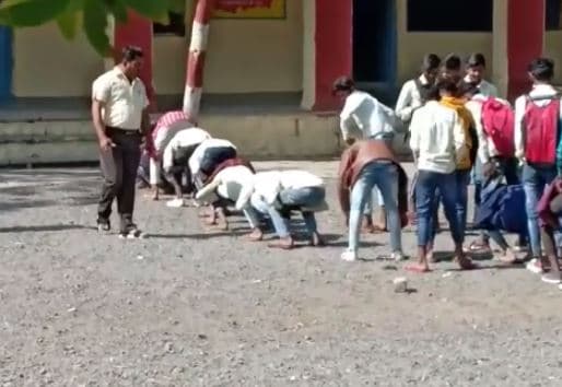 VIDEO: प्रिंसिपल का कारनामा, ड्रेस नही पहनी तो 11वीं के छात्रों को बनाया मुर्गा