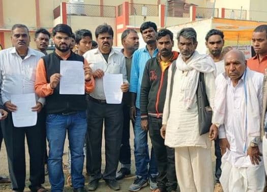 तहसीलदार ने ठेले-टपरों पर चलवाया बुल्डोजर, दर दर की ठोकरे खाने को मजबूर गरीब