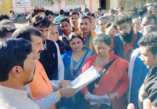 भू माफिया दमन दल के नाम पर छोटे व्यापारियों को परेशान कर रही सरकार