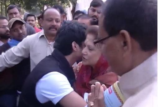 शिवराज और यशोधरा से कुछ इस अंदाज में मिले जूनियर ‘सिंधिया’, वीडियो वायरल
