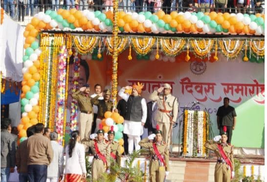 जबलपुर में वित्त मंत्री तरुण भनोत ने किया ध्वजारोहण