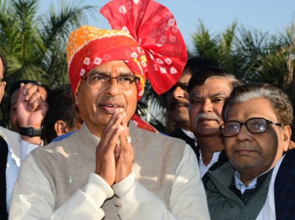 शिवराज की चेतावनी-‘अधिकारी, सरकार की कठपुलती ना बने जनता का काम करे’