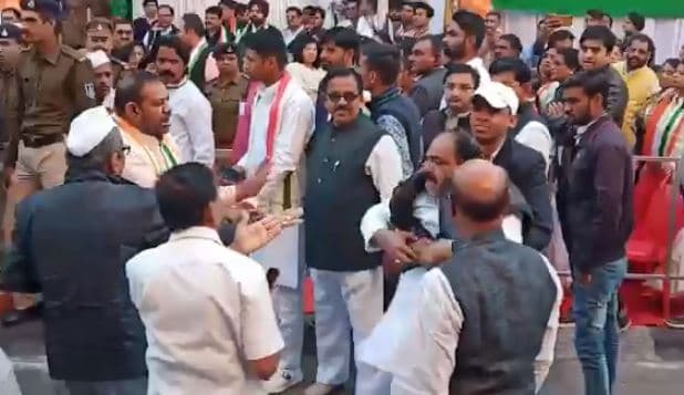कांग्रेस नेताओं की हाथापाई का VIDEO VIRAL, BJP जमकर ले रही चुटकी