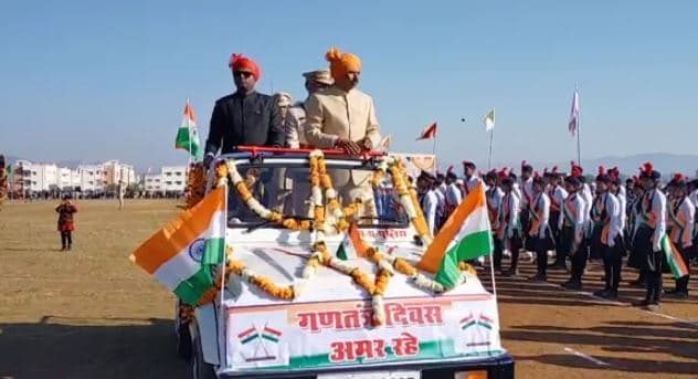 डिंडौरी में गणतंत्र दिवस पर मंत्री ओमकार मरकाम ने किया ध्वजारोहण