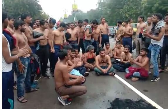 गुस्साए छात्रों का अर्धनग्न प्रदर्शन, चक्काजाम, तालाबंदी