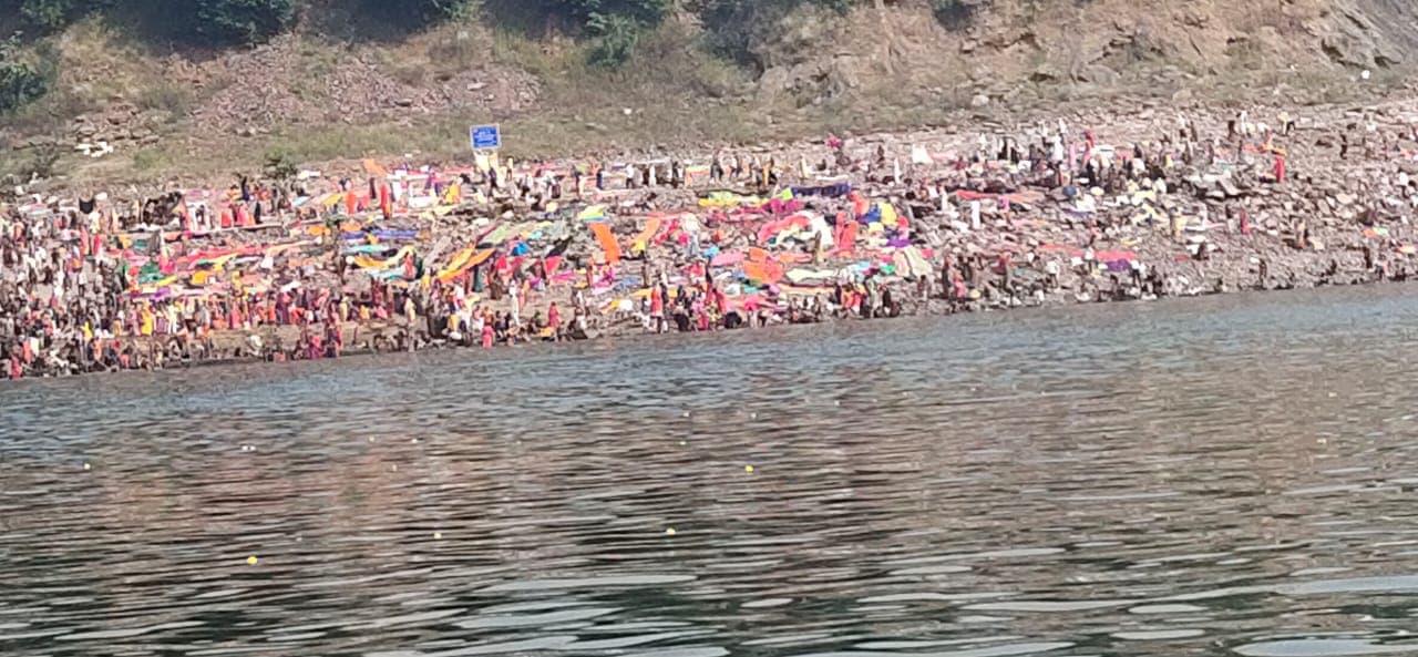 नर्मदा जयंती पर्व पर ओंकारेश्वर में प्लास्टिक से बने सवा लाख दोने नर्मदा को करेंगे प्रदूषित