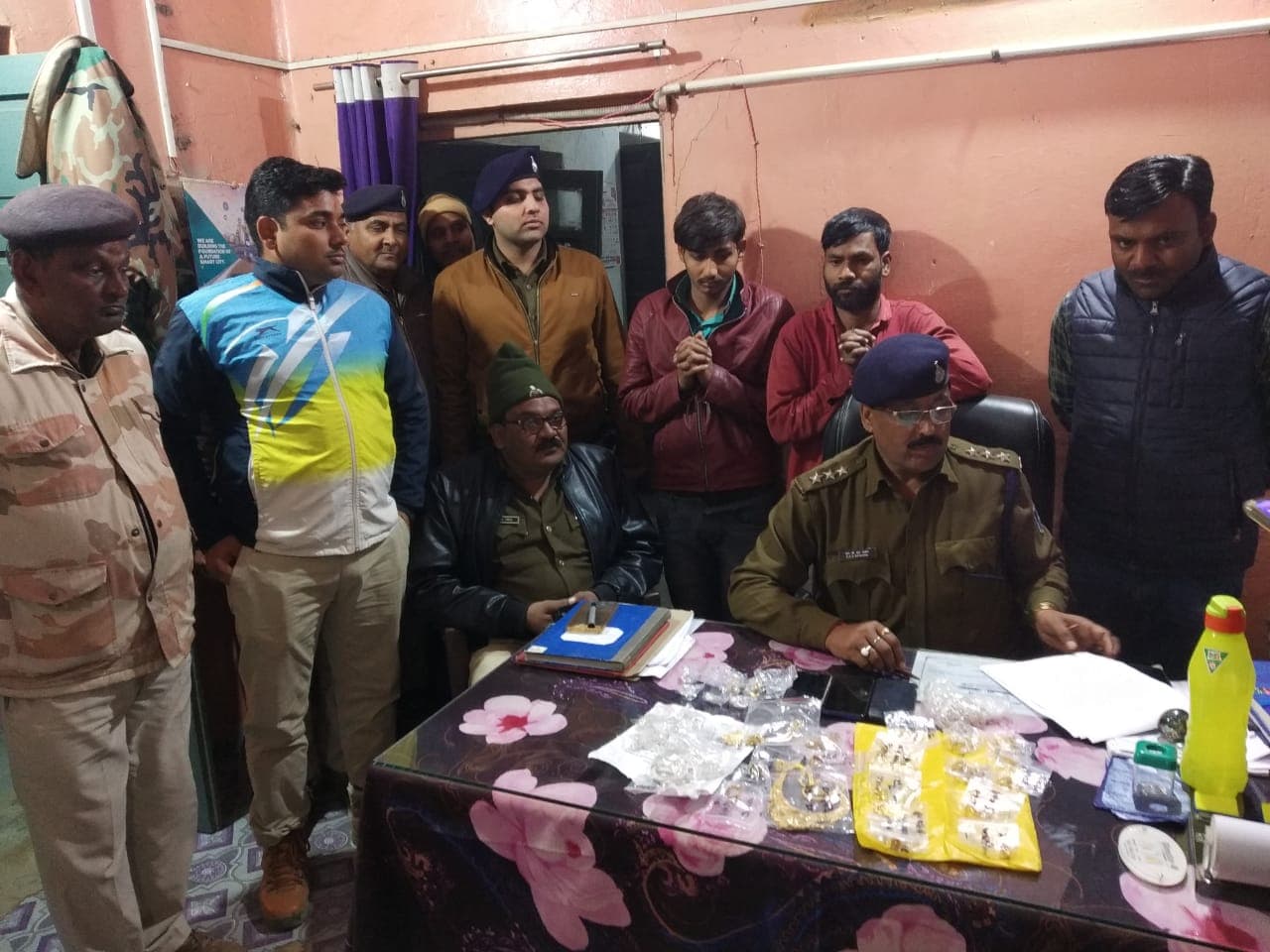 चोरी और नकबजनी के आरोपियों के कब्जे से 5 लाख के सोने चाँदी के जेवरात बरामद