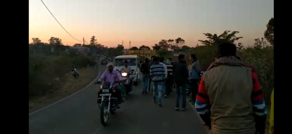 सड़क हादसे में 4 युवकों की मौत, परिजनों ने किया चक्काजाम