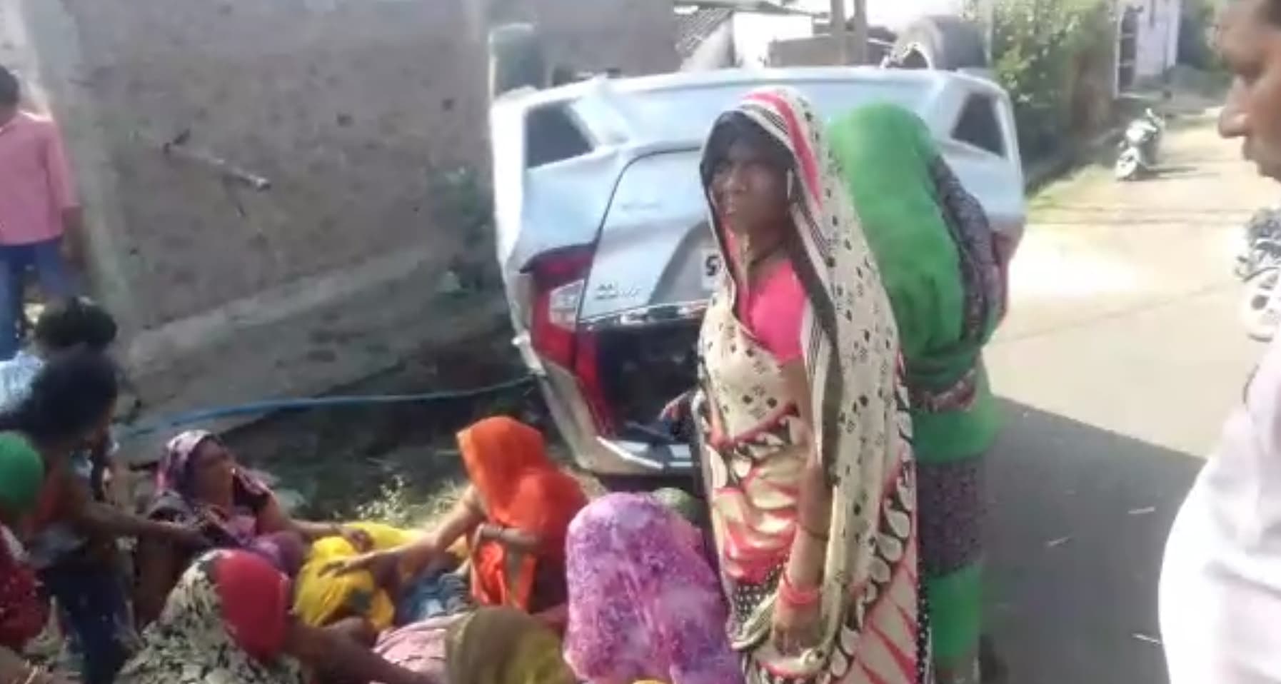 बेटी की शादी का निमंत्रण देने आए दंपति को कार ने कुचला, गुस्साए लोगों ने पुलिस को घेरा
