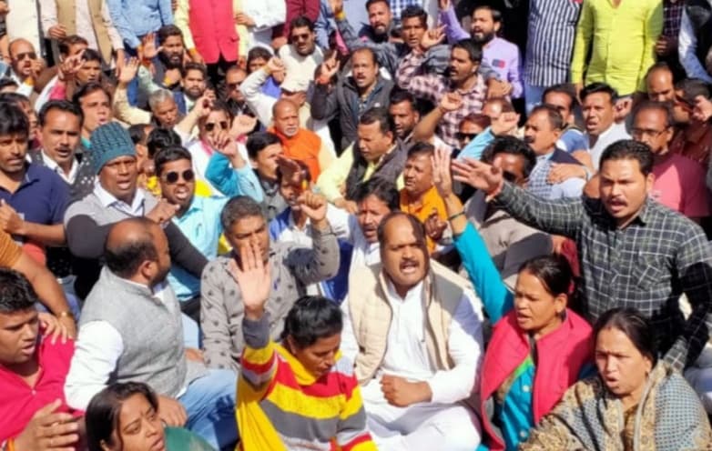 भाजयुमो नेता सांगते पर रासुका की कार्यवाही के विरोध में भाजपा का धरना