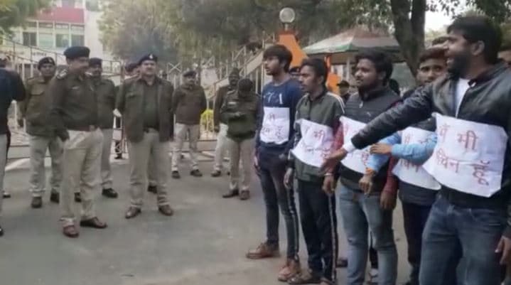 “मैं भी सचिन हूं” का पोस्टर चिपकाकर NSUI का प्रदर्शन, पुतला फूंका, अनिश्चित कालीन धरना शुरू