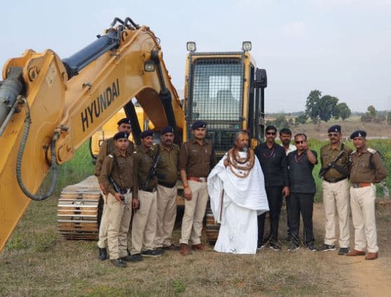 सीधी: घाट पर हो रहे अवैध खनन को रोकने पहुंचे कंप्यूटर बाबा, 2 पोकलेन जब्त