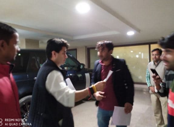 अटेर को नगर पंचायत बनाने की उठी मांग, पूर्व विधायक ने सिंधिया को सौंपा मांगपत्र