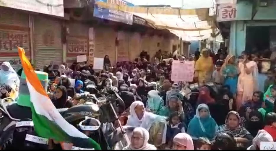 CAA और NRC के विरोध में धरना, बड़ी संख्या में महिलाएं शामिल