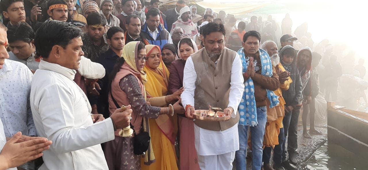 मां नर्मदा को चढ़ाई 251 मीटर लंबी चुनरी, विधायक ने विधि विधान से की पूजा अर्चना