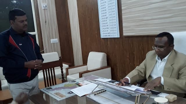 झूठे प्रकरण से परेशान युवक ने एएसपी से लगाई गुहार, जाँच करने की मांग
