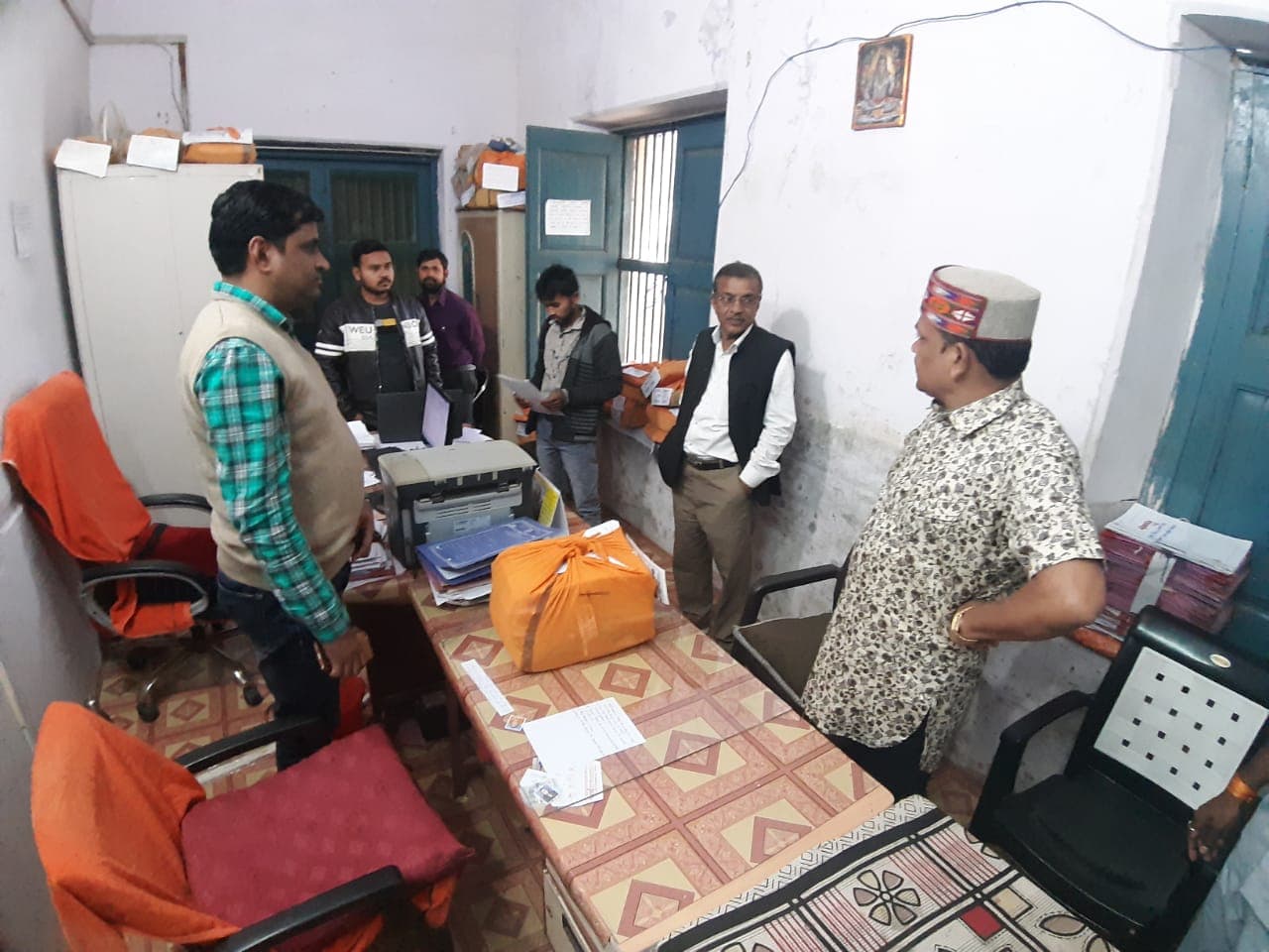 कई मोबाइल में व्यस्त तो कई कर्मचारी मिले नदारद, विधायक पटेल ने लगाई फटकार