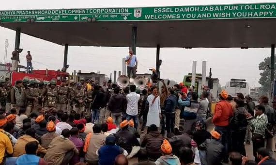 ‘रोड नहीं तो टोल नहीं’ के नारे के साथ भाजपा कार्यकर्ताओं ने किया चक्काजाम, दी गिरफ्तारी