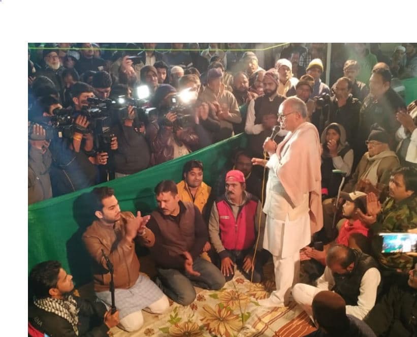 सत्याग्रह स्थल पर पहुंचे पूर्व मुख्यमंत्री, बोले- ‘जरूरत नहीं थी इस क़ानून की’