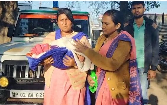 दस दिन के मासूम को जंगल में फेंक गायब हुई मां, नंदिनी ने दी नवजात को नई जिंदगी