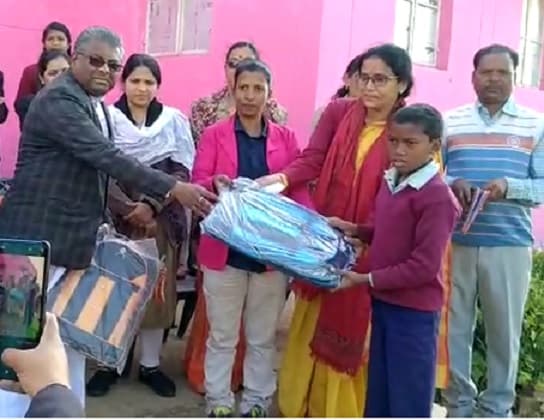 दिव्यांग बच्चों को बाटें कम्बल एवं स्कूल बैग