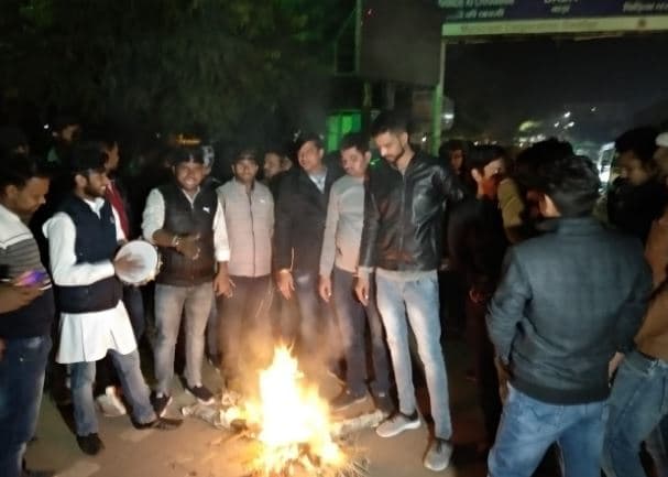 NSUI प्रदेश महासचिव की गिरफ्तारी के विरोध में युवा कांग्रेस ने फूँका पुतला