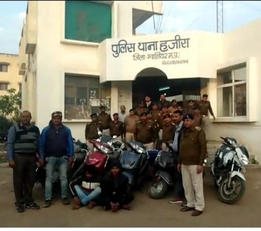 वाहन चोर गिरोह के तीन सदस्य गिरफ्तार, इनमें एक नाबालिग भी, 12 गाड़ी, हथियार बरामद