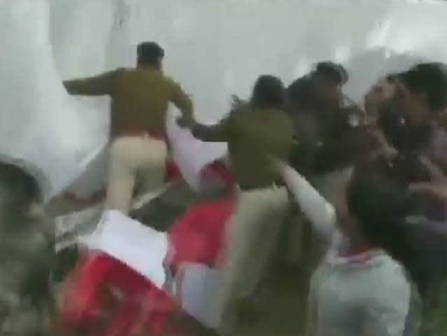 हॉकर्स कॉनर्स के उद्घाटन में भिड़े भाजपा-कांग्रेस के कार्यकर्ता, फेंकी कुर्सियां