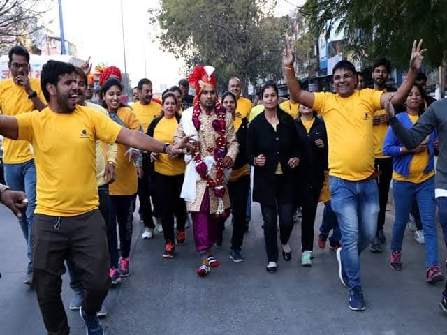 यहां निकली अनोखी बारात, दौड़ता दूल्हा, भागते बाराती