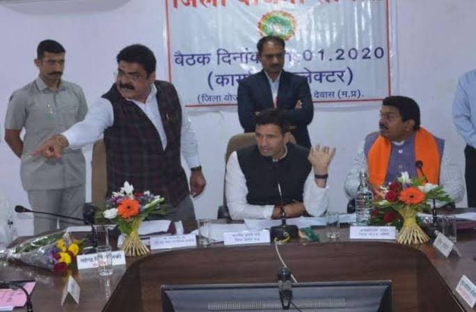 जिला योजना समिति की बैठक में हंगामा, मंत्री और सांसद में तीखी नोकझोंक