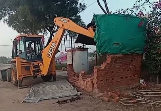 पटवारी फार्म हाउस पर चली प्रशासन की जेसीबी, शासकीय भूमि भी कराई कब्जा मुक्त