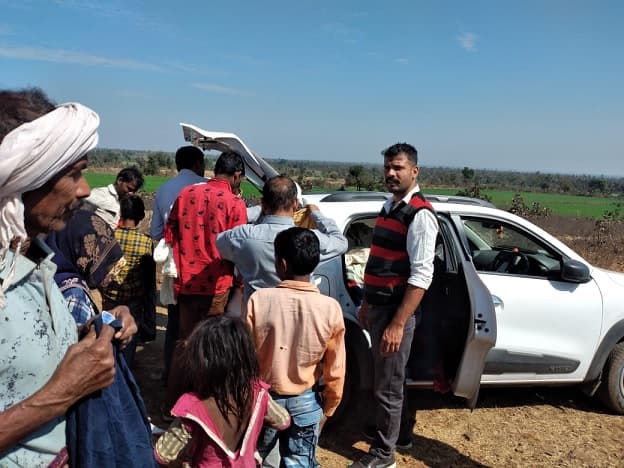 सर्दी के मौसम में समिति ने निर्धनों को बांटे कपड़े