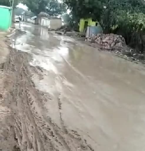 रेत माफियाओं की करतूत, सड़क को बनाया दलदल