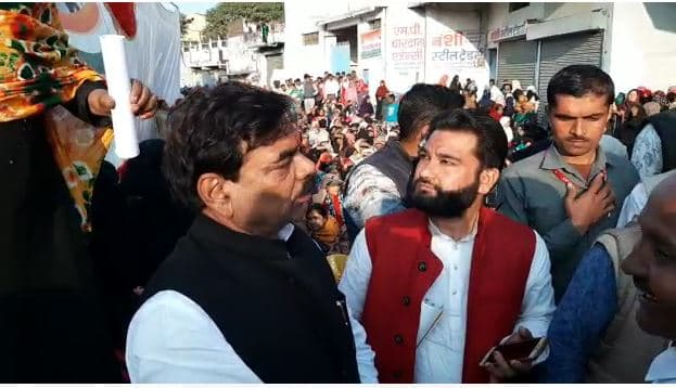 VIDEO: सीएए के खिलाफ धरने पर बैठी महिलाओं को मनाने पहुंचे कैबिनेट मंत्री