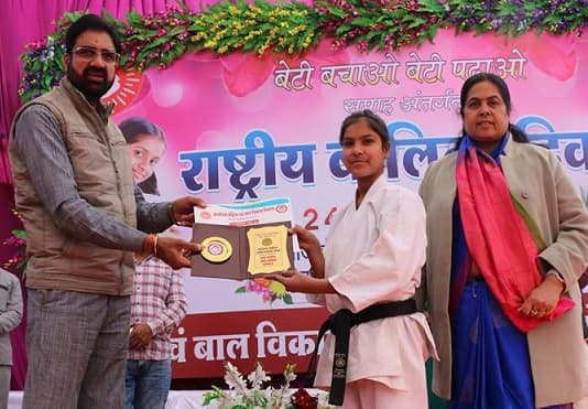 कलेक्टर ने बालिकाओं को सिखाया सुरक्षा का पाठ