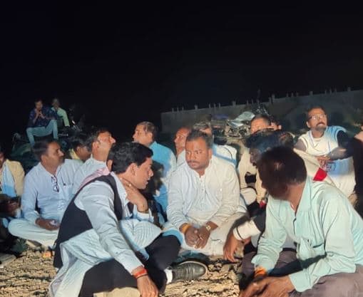 पंधाना विधायक ने पंचायत चुनावी प्रक्रिया पर उठाए सवाल, धरने पर बैठे