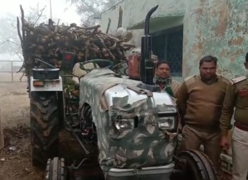ट्रैक्टर ट्रॉली में अवैध लकड़ी के साथ दो आरोपी गिरफ्तार