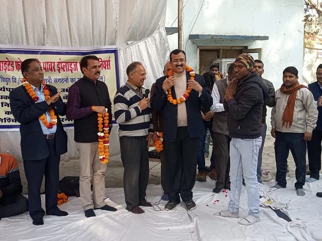 बिजली कंपनी के डीजीएम को बंधक बनाने पर टीआई लाइन अटैच, कलेक्टर ने दिए आदेश