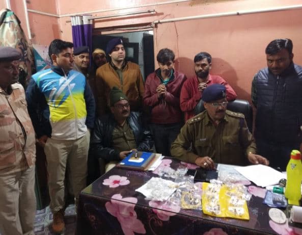 चोरी और नकबजनी के आरोपियों के कब्जे से 5 लाख के सोने चाँदी के जेवरात बरामद