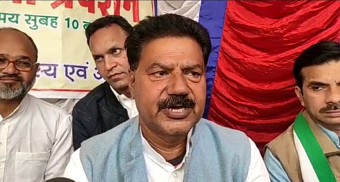 कलेक्टर को कहा प्रमोटी घोड़ा, अपनी ही सरकार के खिलाफ धरने पर बैठे चौधरी राकेश सिंह