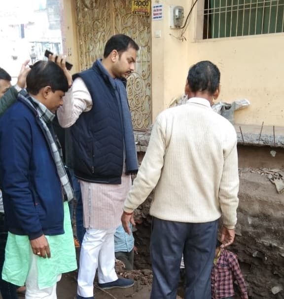 घटिया सामग्री से बन रहा था नाला, विधायक ने लगाई फटकार, रुकवाया काम, पाइप लाइन भी तत्काल जुड़वाई